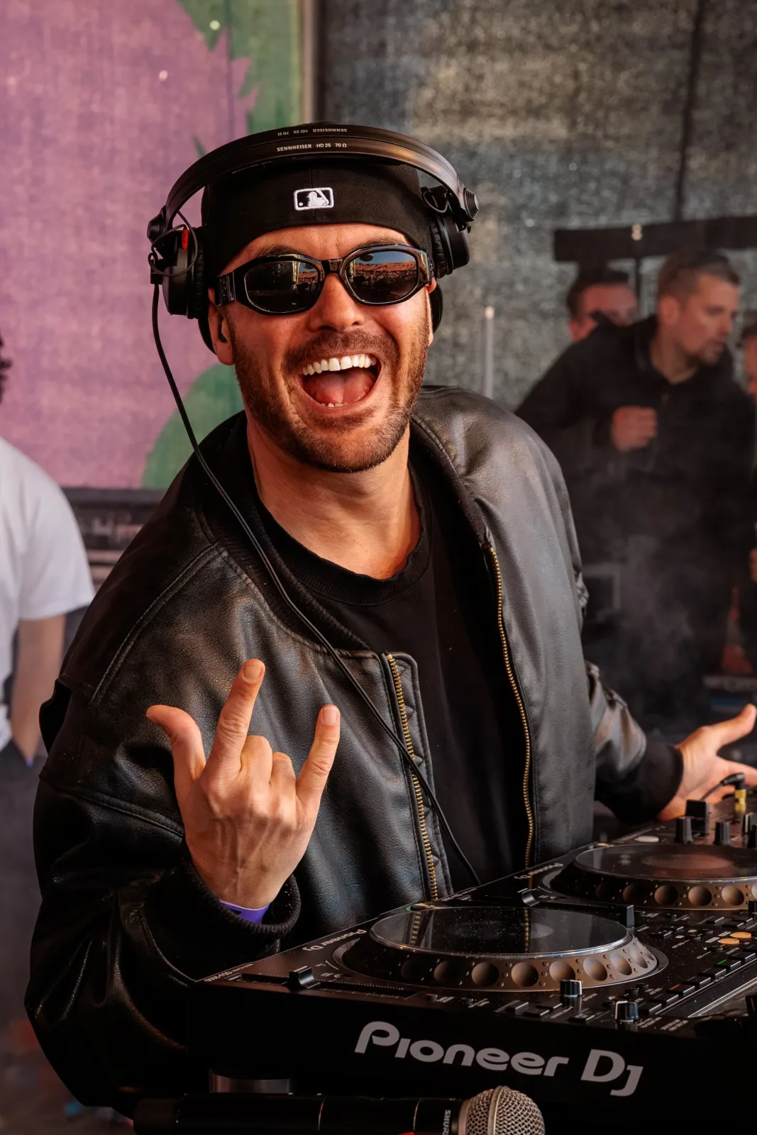 DJ tijdens een optreden achter de draaitafels
