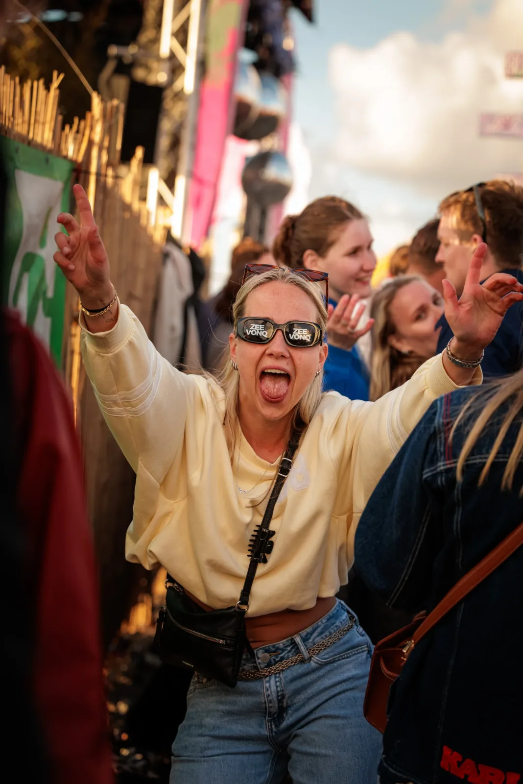 Energiek moment op een festivalpodium