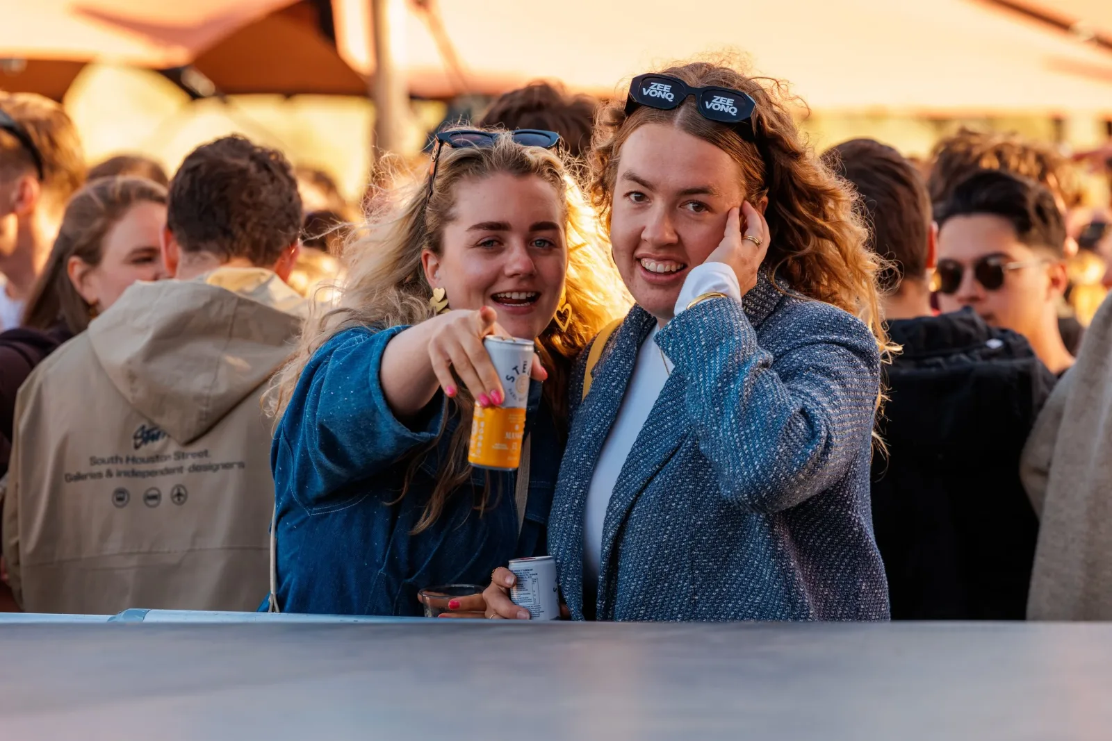 Feestend publiek tijdens een evenement