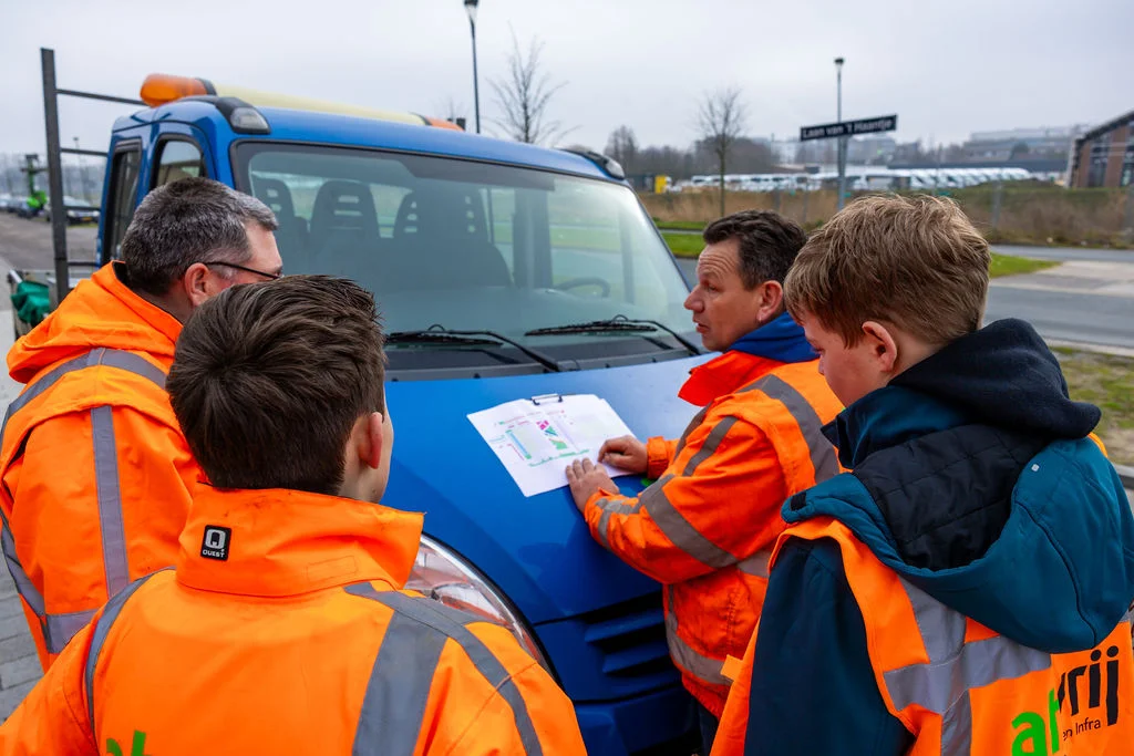 Medewerkers van AH Vrij bespreken een werkplan